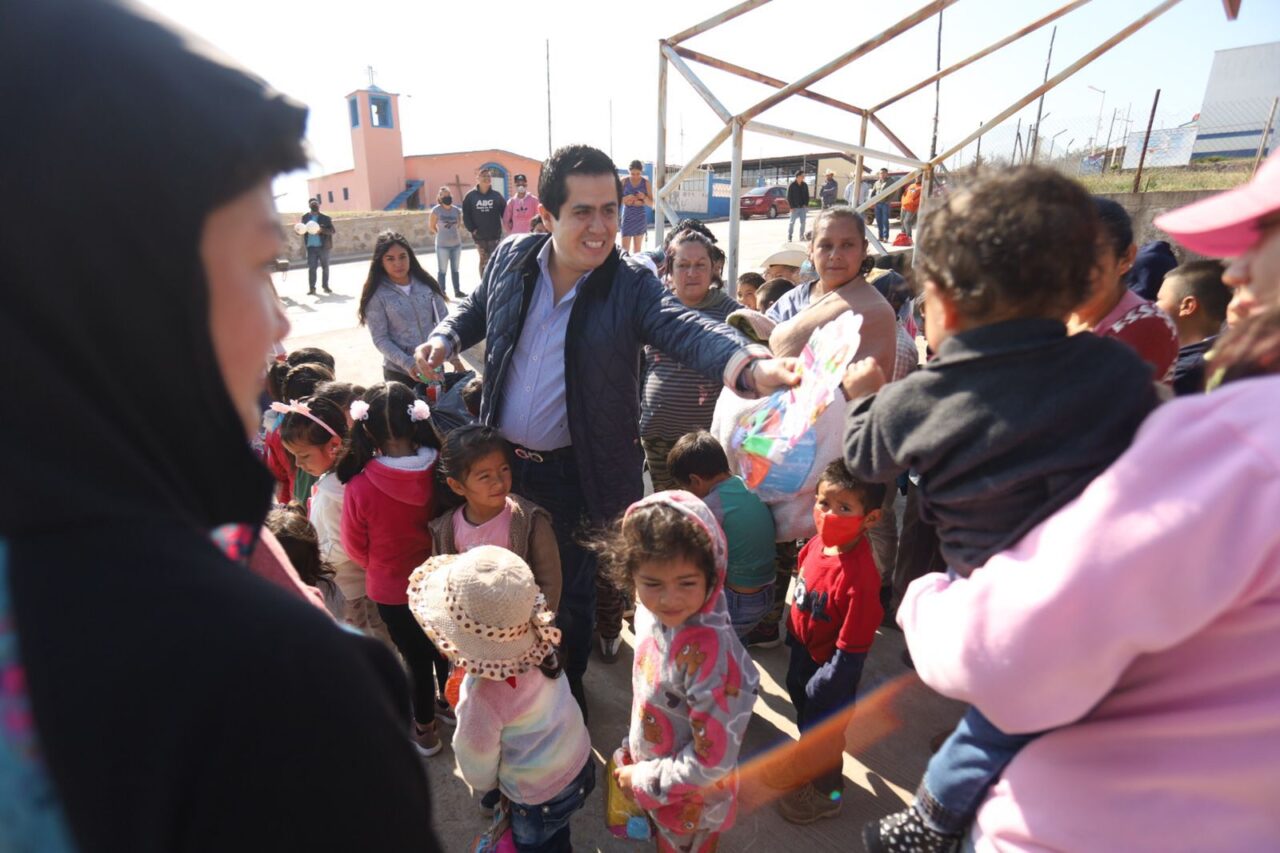 Entrega Lorenzo Rivera más de 15 mil juguetes para celebrar el Día del niño y de la niña