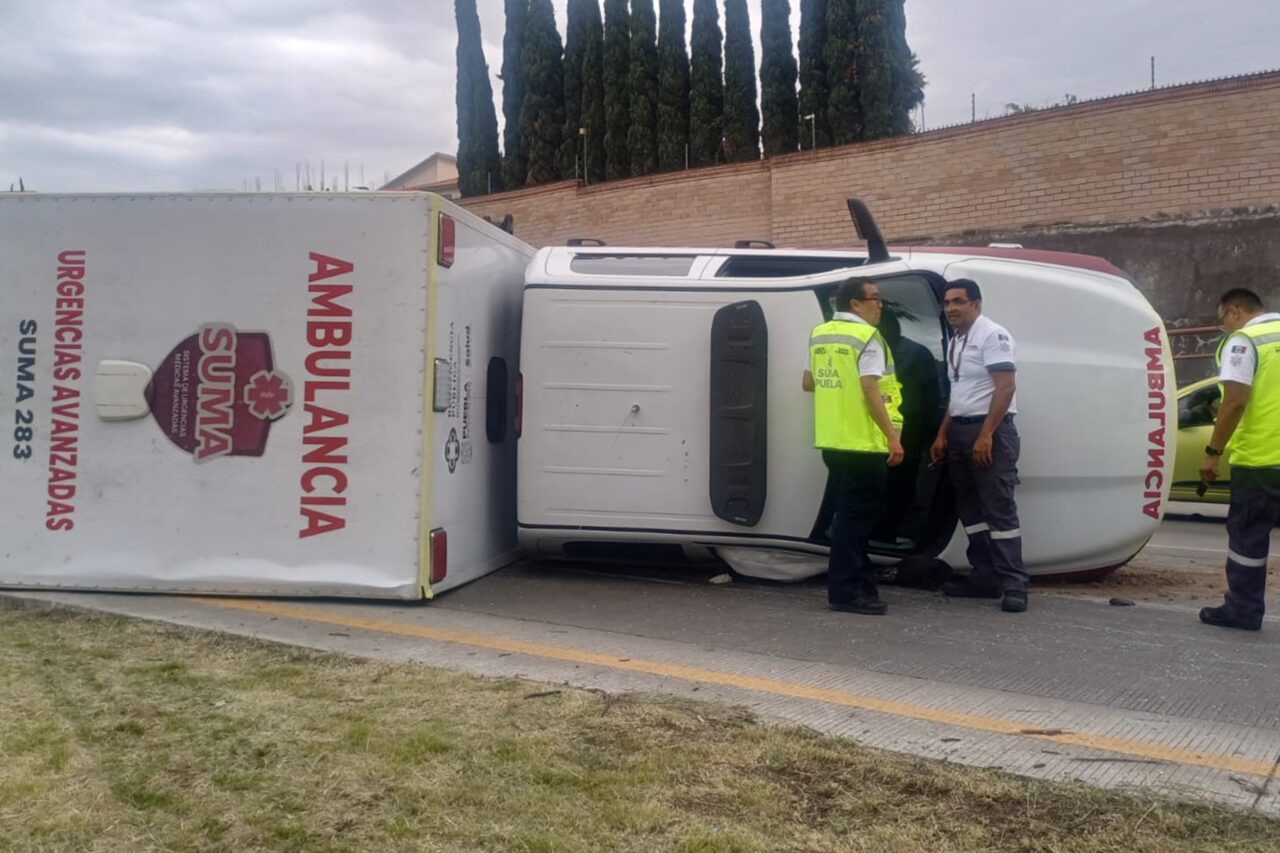 Atiende Gobierno de Puebla volcadura de ambulancia en Periférico Ecológico