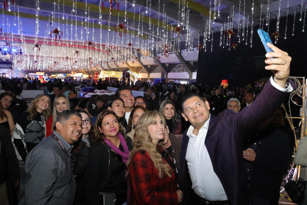 Familias poblanas conviven con paz y alegría en el Festival Navideño 2025