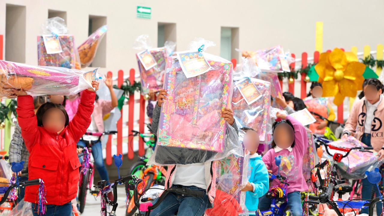 Reyes Magos llenan de alegría las casas de asistencia del SEDIF