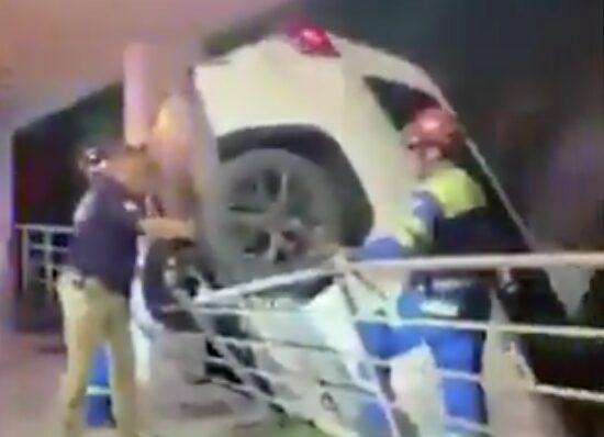 Camioneta cae de estacionamiento elevado en San Pedro; conductor logra sobrevivir
