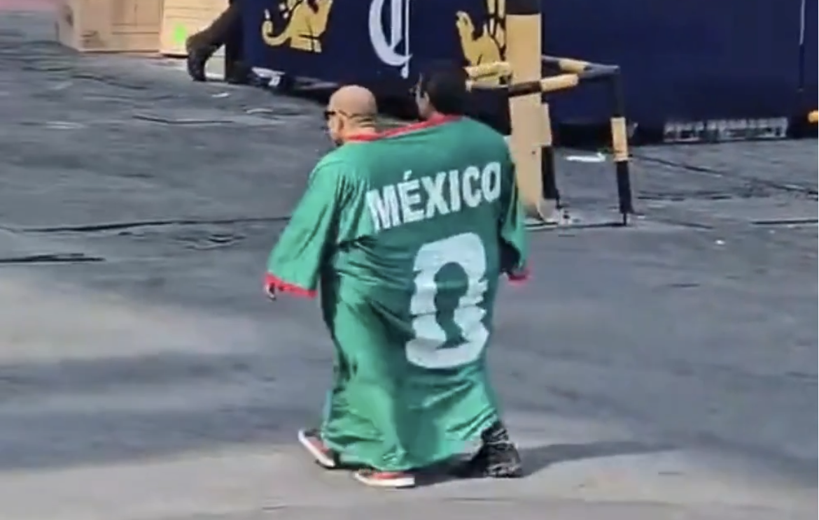 Dos amigos, una sola playera: el viral mexicano que roba reflectores en el Mundial