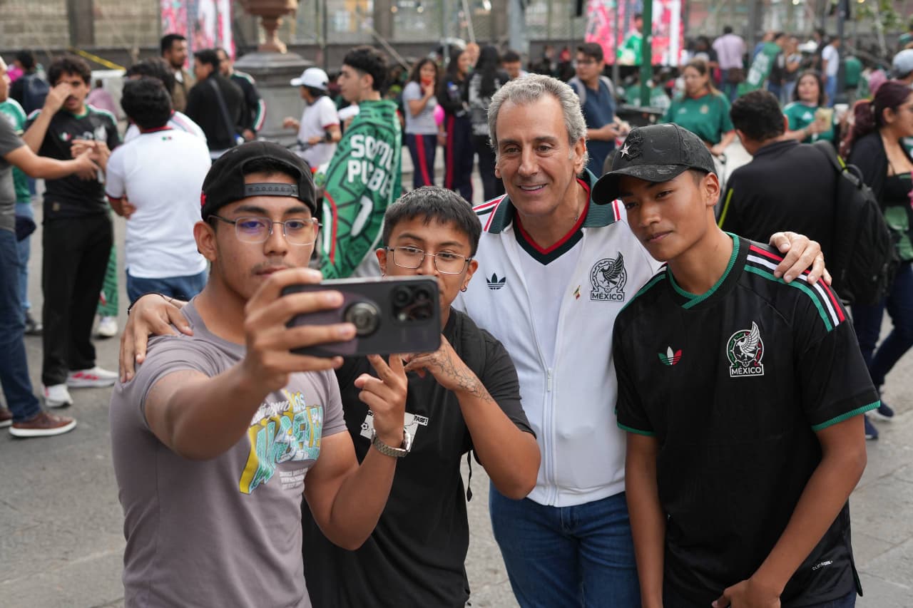 Convive Pepe Chedraui en el Zócalo durante la transmisión del partido de la Selección Mexicana