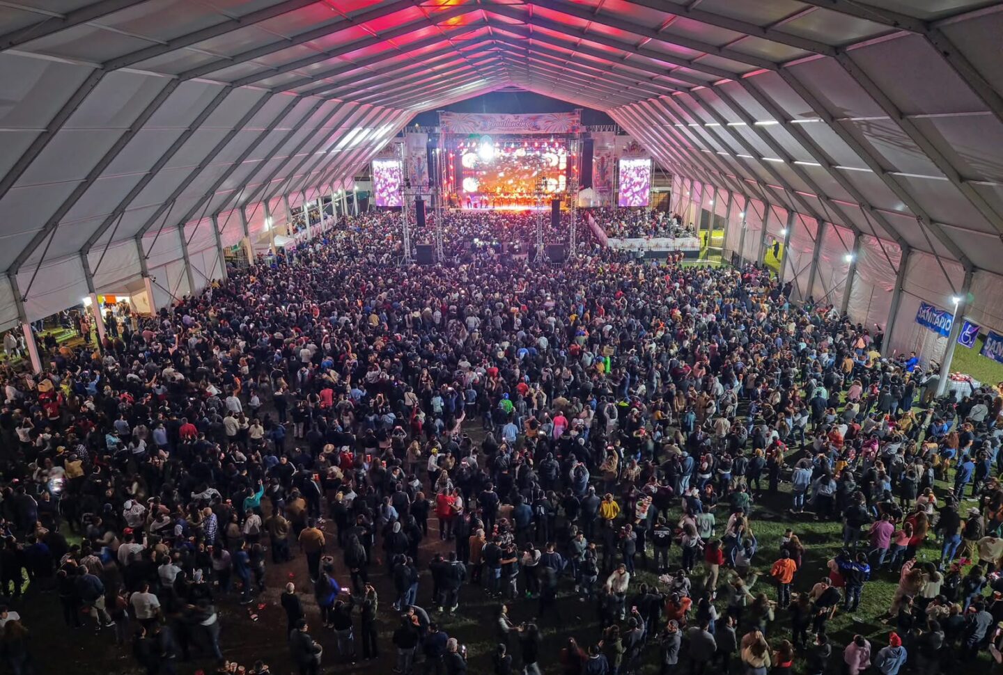 Disfrutan a Banda Cuisillos durante el segundo día de la Feria Cuautlancingo 2026
