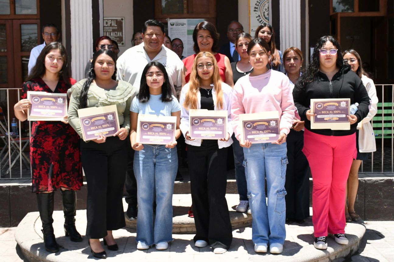 Estudiantes de Tlaltenango reciben becas para continuar sus estudios en la UTH
