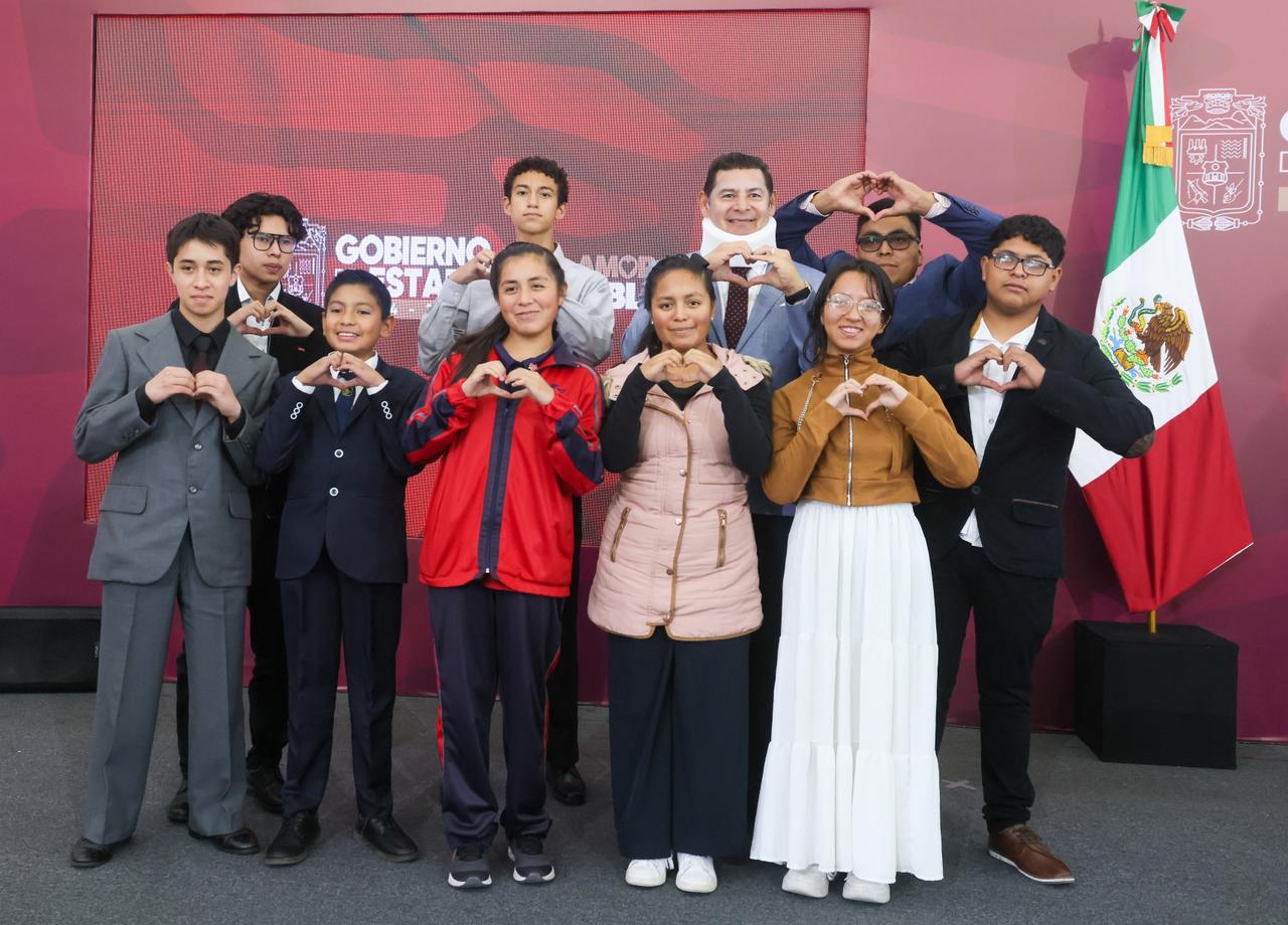 Gobierno Estatal apoya a talento poblano rumbo a olimpiada matemática en Singapur 