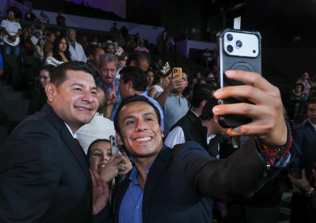 Gobierno estatal celebra a papás con recital musical para unir a las familias poblanas