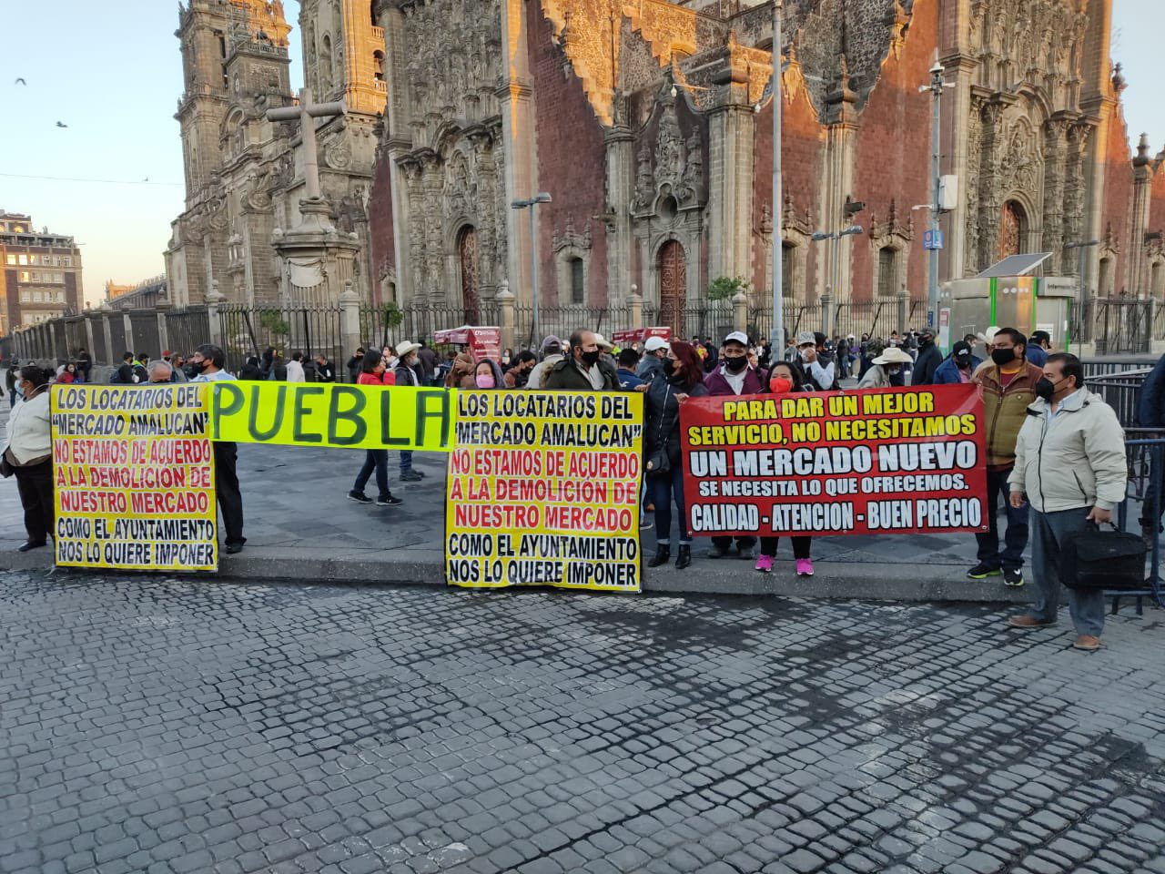 Comerciantes del Mercado Amalucan llegan a Palacio Nacional para protestar contra la demolición