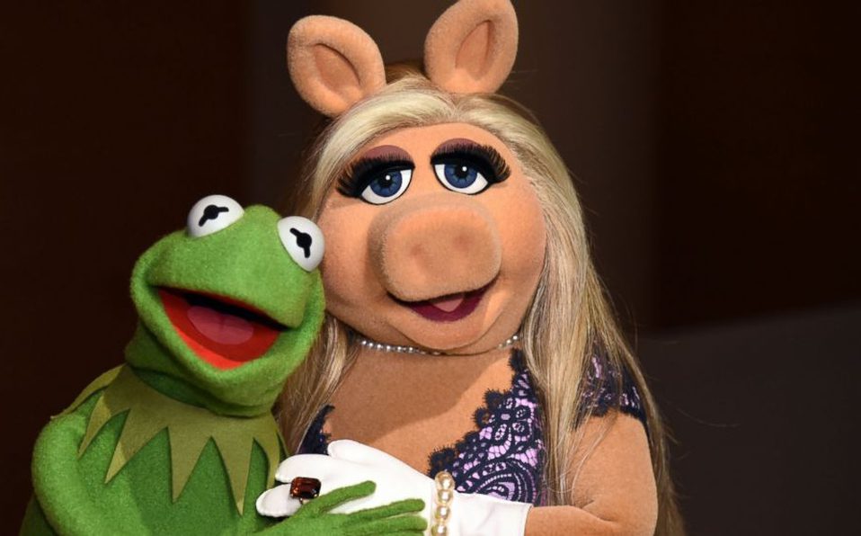 Piden cancelar a Miss Piggy por maltrato a la Rana René