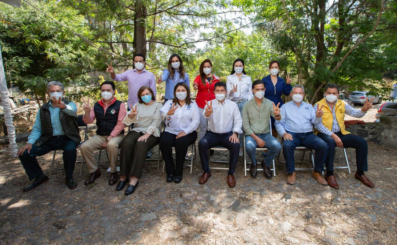 Se reúne Eduardo Rivera con panistas, priistas y perredistas