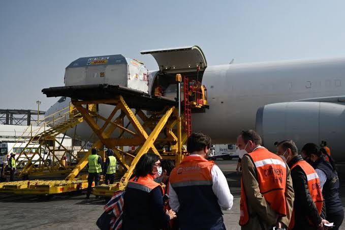 Llegan más de 667 mil dosis de Pfizer contra covid-19 a México