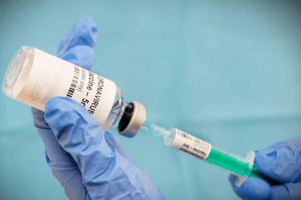 Maestros podrían ser vacunados a mediados de abril