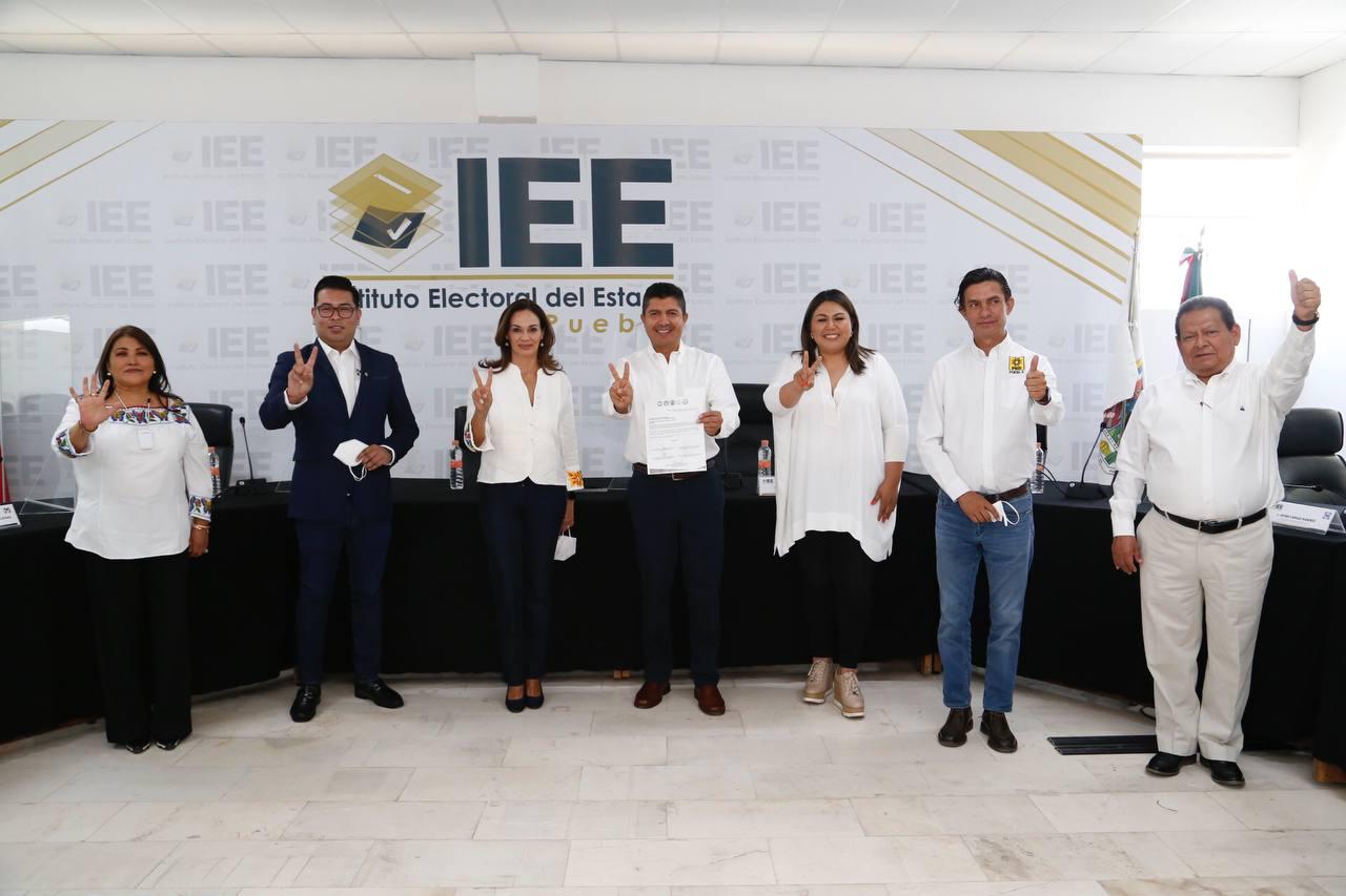 Se registra Eduardo Rivera ante el IEE como candidato de “Va por Puebla” por la alcaldía poblana
