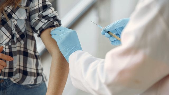 Última semana de abril podría comenzar vacunación adultos 50-59 años y maestros en cinco estados