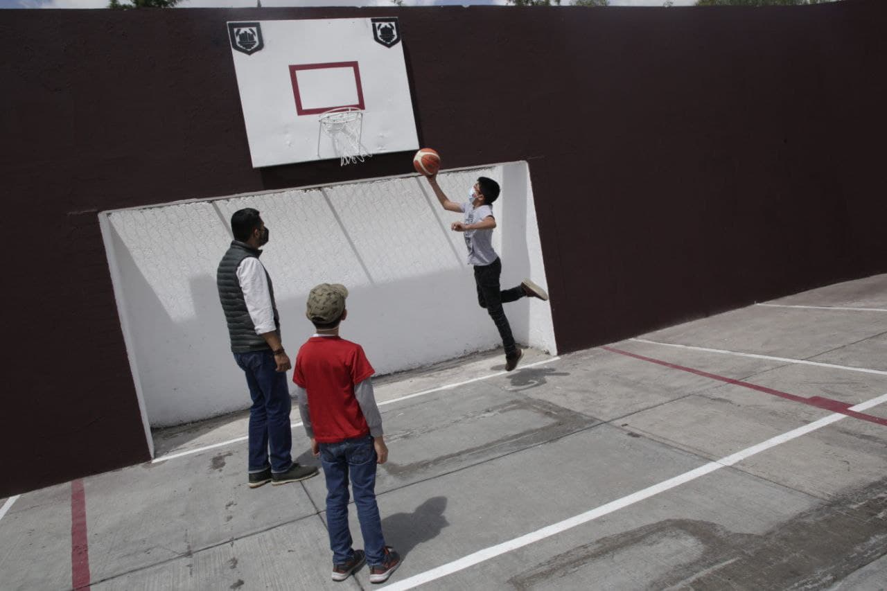 Ayuntamiento de Puebla rehabilita cancha de usos múltiples en el Deportivo Las Aves