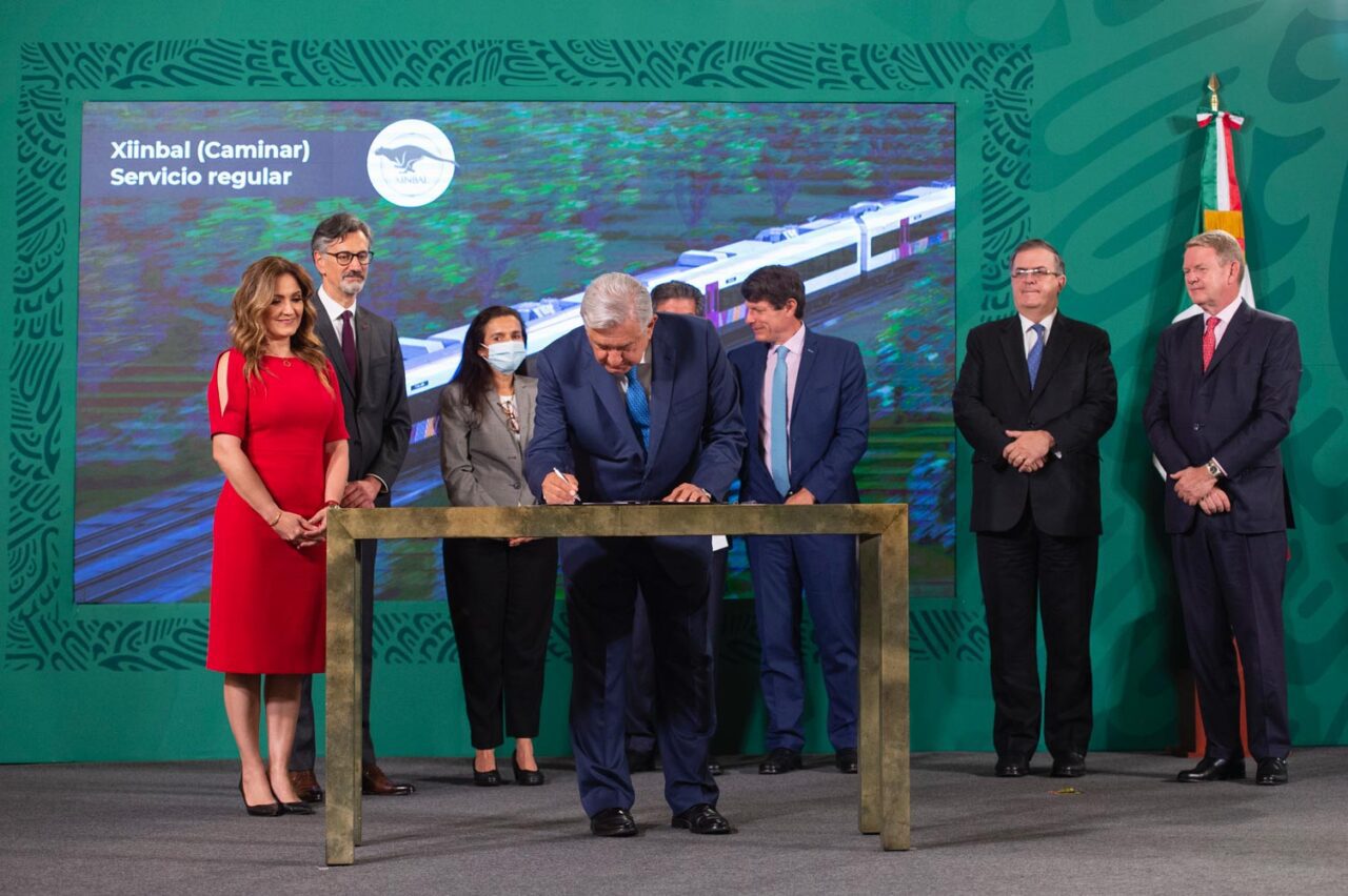 Andrés Manuel López Obrador firma contrato de adquisición y construcción de vagones para el Tren Maya
