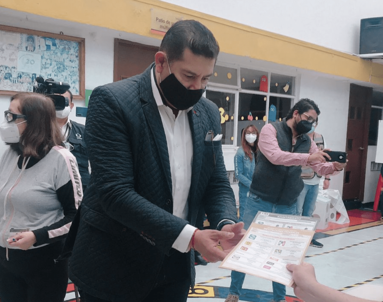 Acude el senador Alejandro Armenta a emitir su voto desde temprano en Puebla