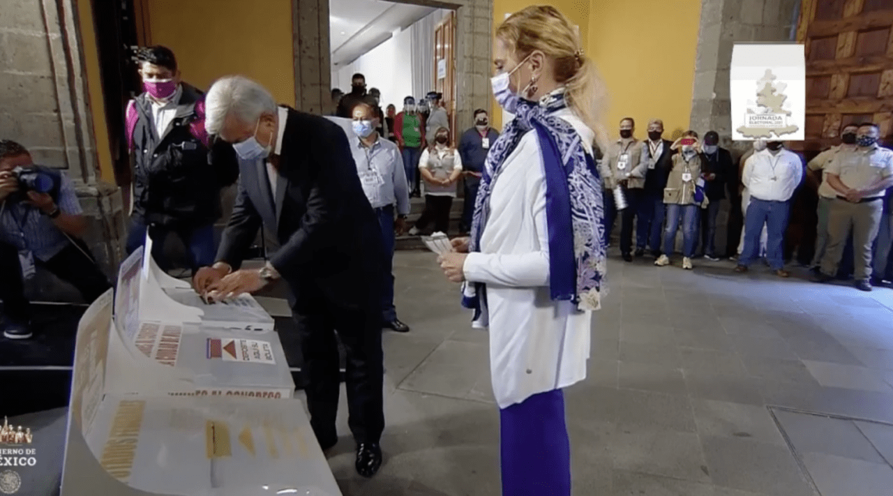 ¡Que viva la democracia! Acude AMLO a votar