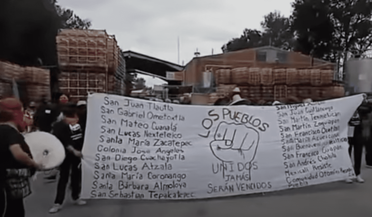 Irrumpen en planta de Bonafont en Juan C. Bonilla y clausuran simbólicamente un pozo