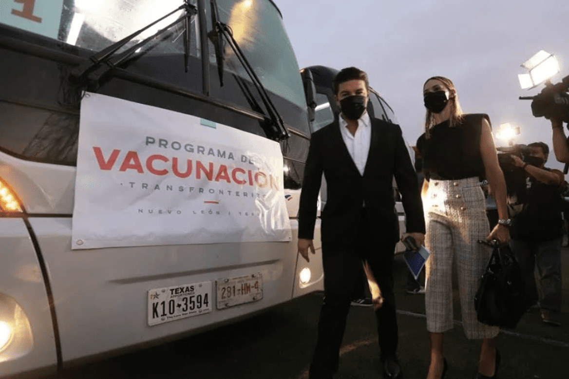 Samuel García encabeza caravana con las primeras 800 personas de Nuevo León que fueron a vacunarse contra Covid a Texas