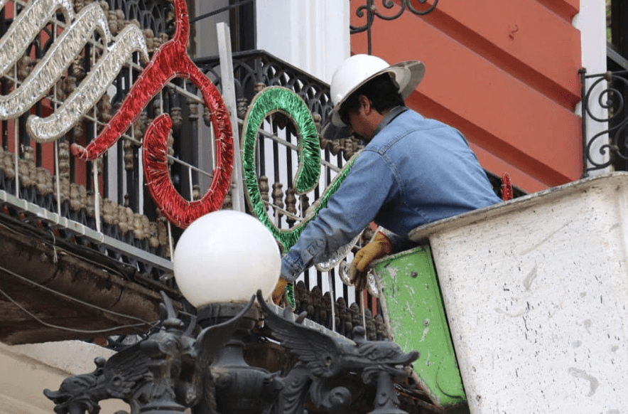 Ayuntamiento de Puebla instalará 1,700 adornos luminosos con motivos del mes patrio
