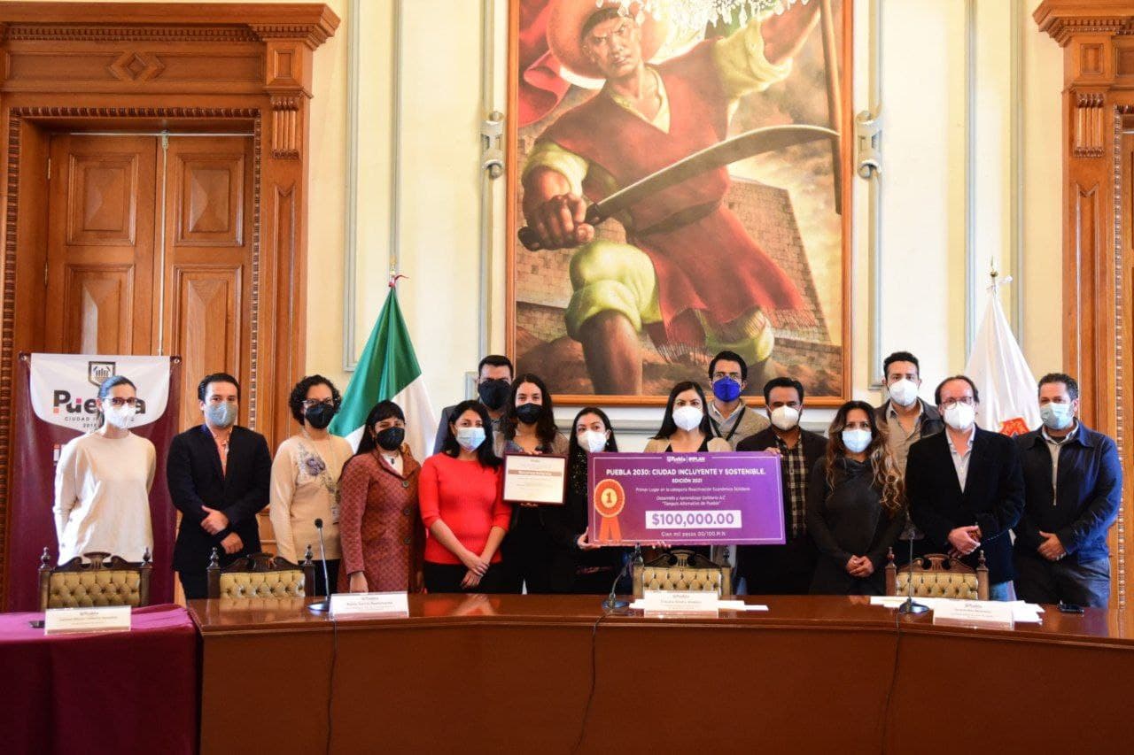 Ayuntamiento de Puebla premia a ganadores del concurso de políticas públicas