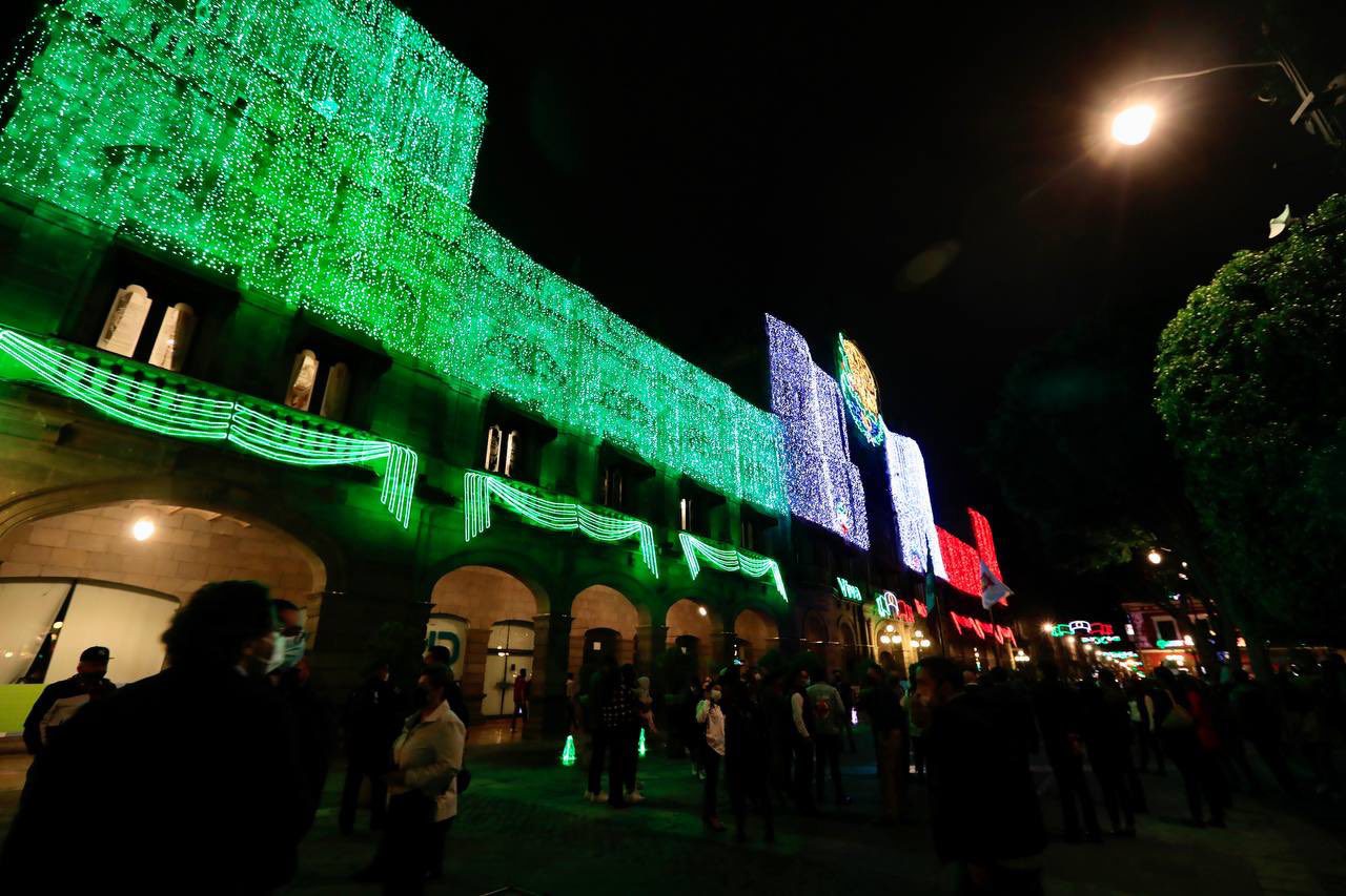 ¡Viva México! Puebla se ilumina con mil 700 adornos para el conmemorar las fiestas patrias