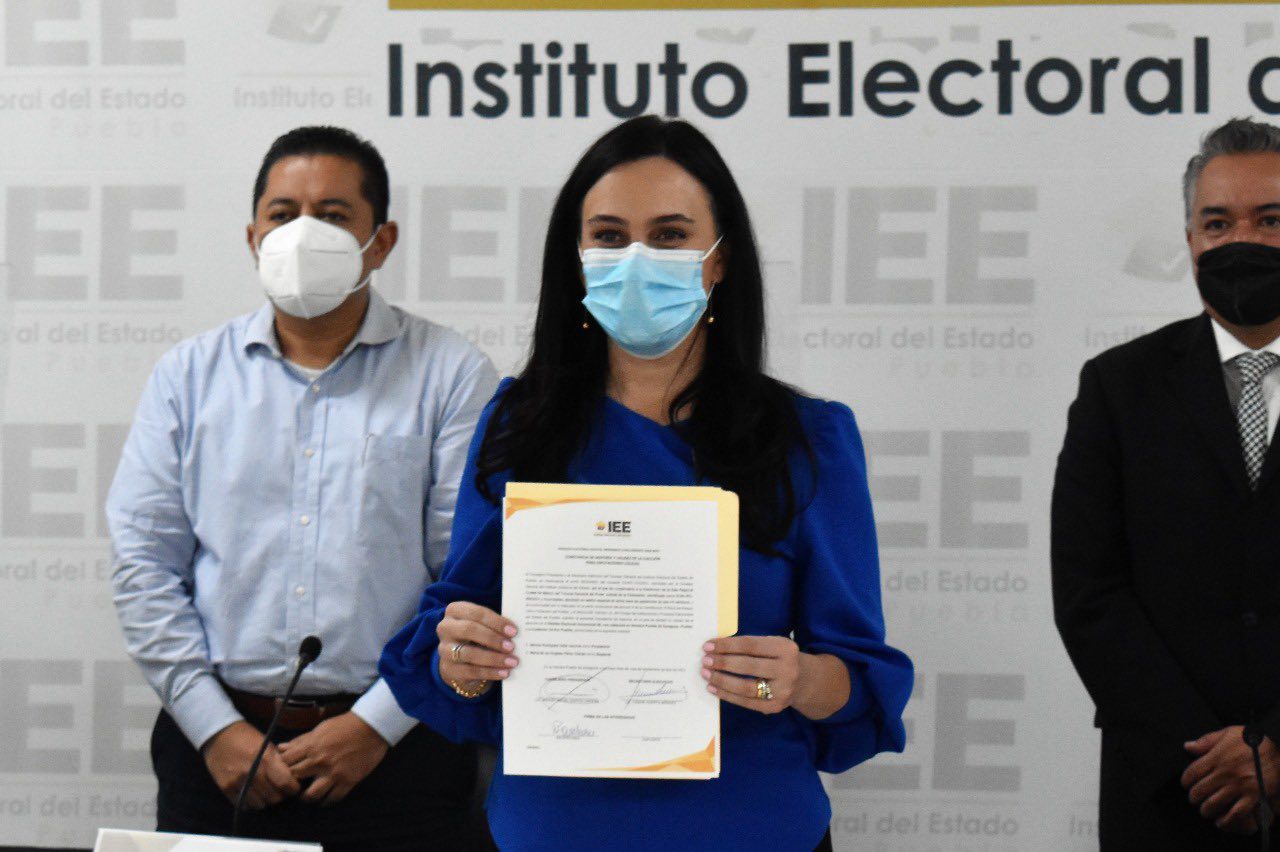 Entrega IEE constancias de Mayoría a Mónica Rodríguez Della Vecchia y a Norma Shirley Reyes