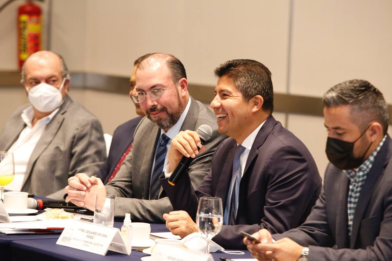 Presenta Eduardo Rivera a Felipe Mojarro como responsable de la reactivación de vivienda