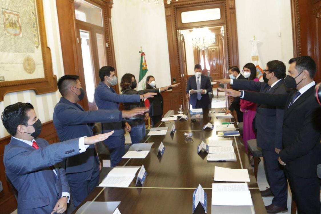 Toma Eduardo Rivera protesta a los cuatro integrantes del Consejo de Jóvenes del Municipio de Puebla