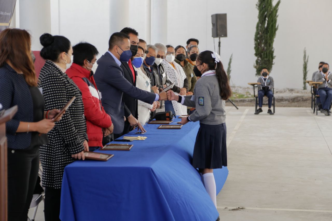 Participa edil de San Andrés Cholula en ceremonia conmemorativa por el 50 aniversario de la Telesecundaria «Víctor Hugo»