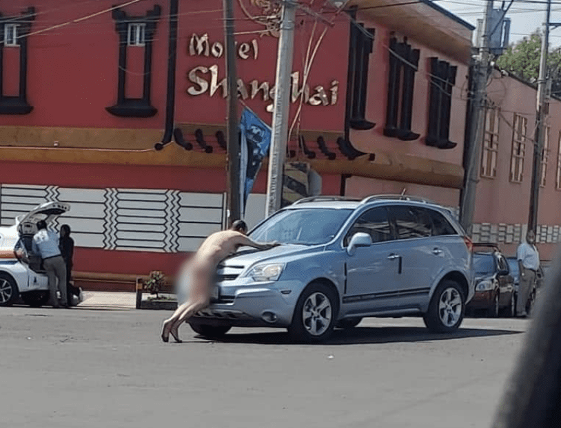 Hombre desnudo frente a famoso motel poblano genera polémica en redes sociales