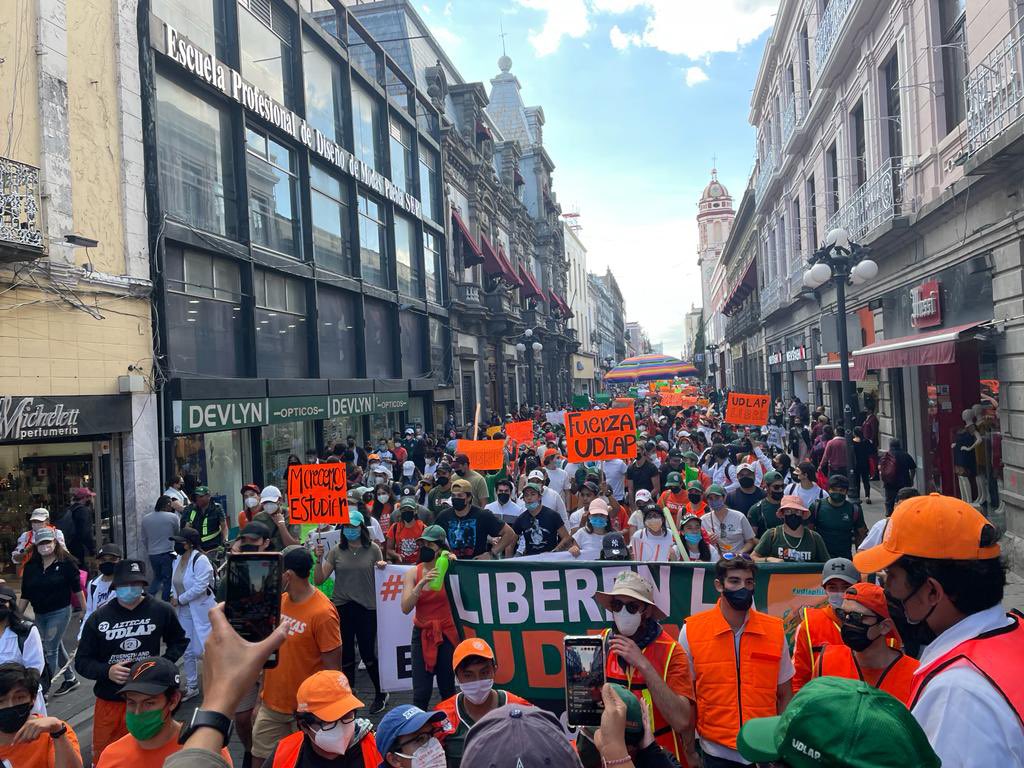 Alumnos UDLAP ahora se manifiestan en calles del Centro Histórico de Puebla