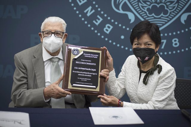 Entrega la Rectora Lilia Cedillo reconocimiento a J. Manuel González Salgado por su aportación a la autonomía universitaria￼