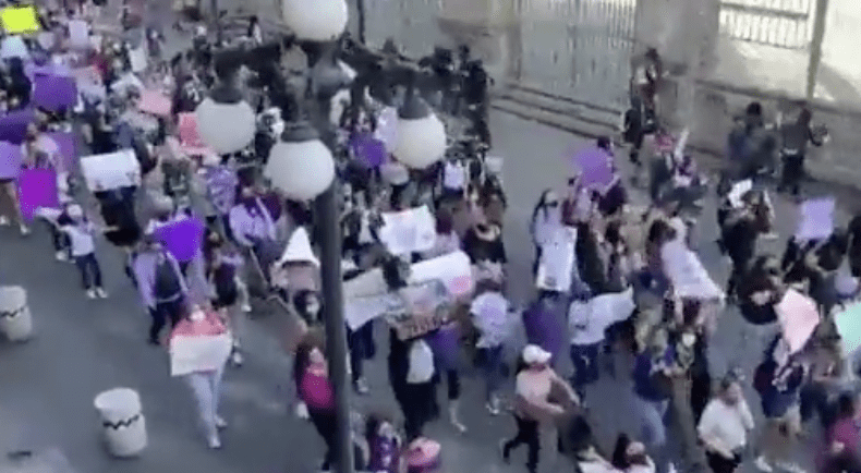 Aunque al inicio fue pacífico, el #8M en Puebla terminó en vandalismo