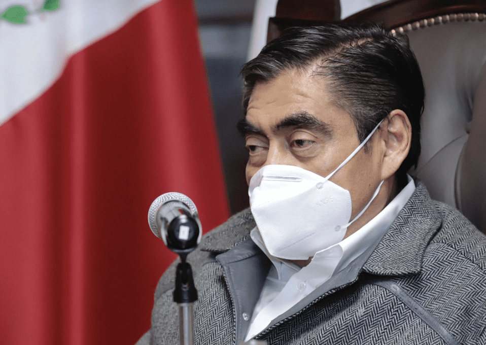 No es tiempo de eliminar el uso de cubrebocas en Puebla, reitera Miguel Barbosa