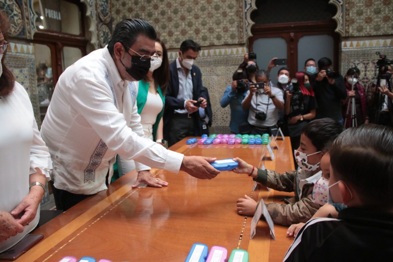 Entrega Voluntariado de la LXI Legislatura lentes a niñas y niños para mejorar rendimiento escolar￼