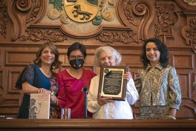 Elena Poniatowska asiste a la presentación del libro de Diana Hernández Escritora feminista, periodista nómade￼￼