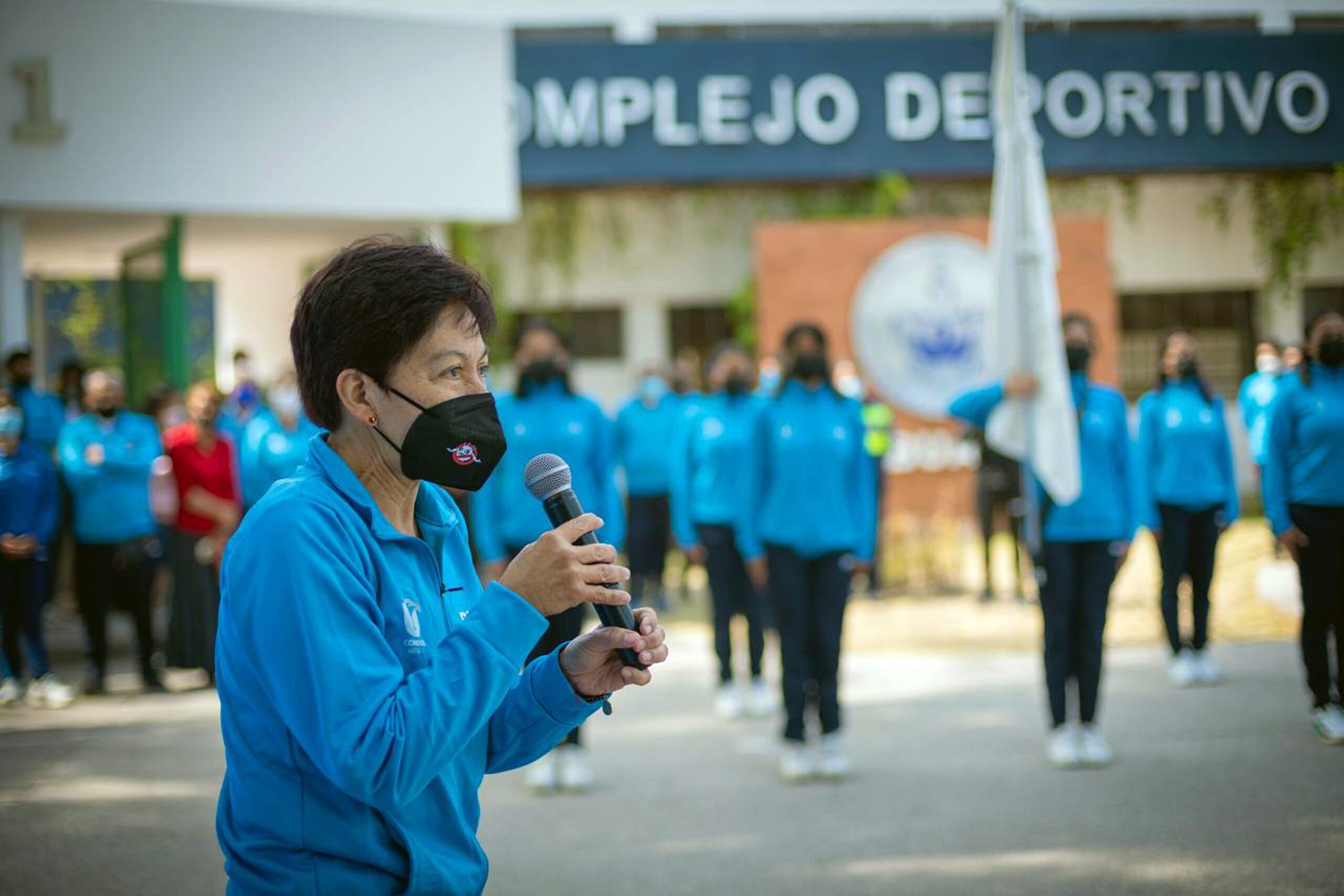 Entrega la Rectora Lilia Cedillo uniformes y bandera universitaria a la delegación deportista de la BUAP￼