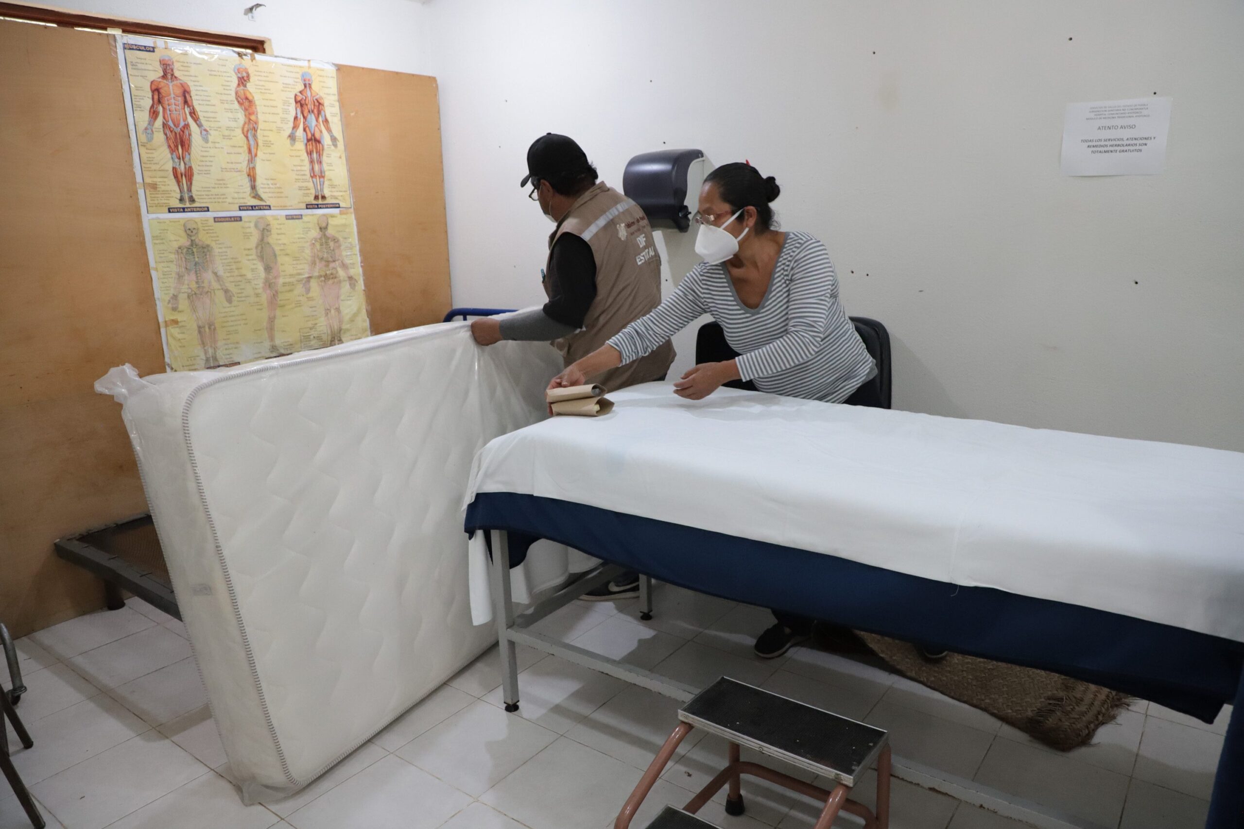 Entrega SEDIF colchones en módulos de medicina tradicional de hospitales regionales