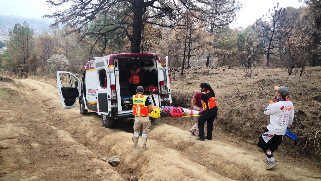 Rescatan a ciclista accidentado en el Cerro Zapotecas