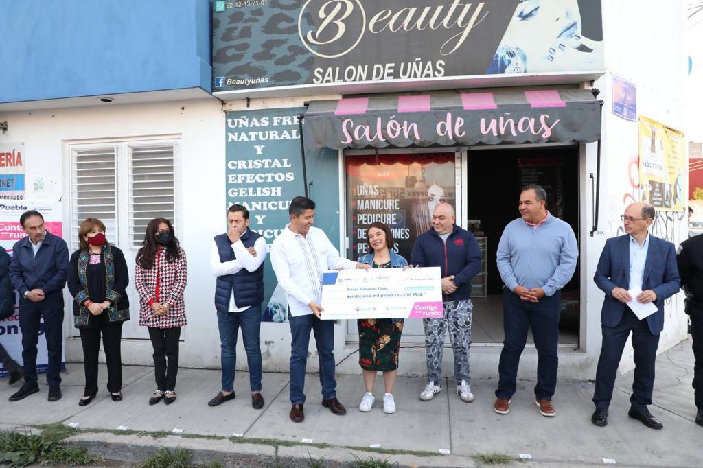 Entrega Ayuntamiento de Puebla crédito para negocios de 100 emprendedores locales