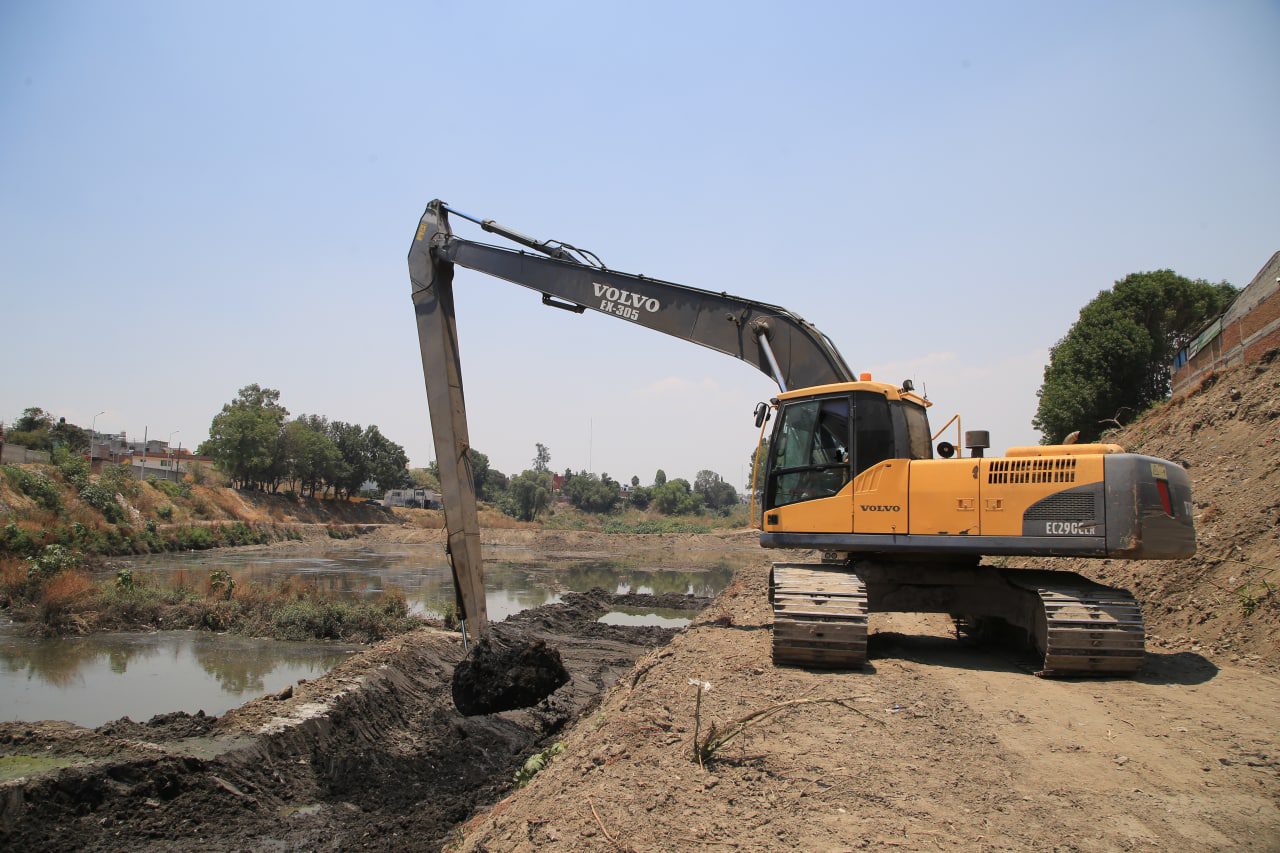 Limpia Ayuntamiento de Puebla barrancas para evitar inundaciones