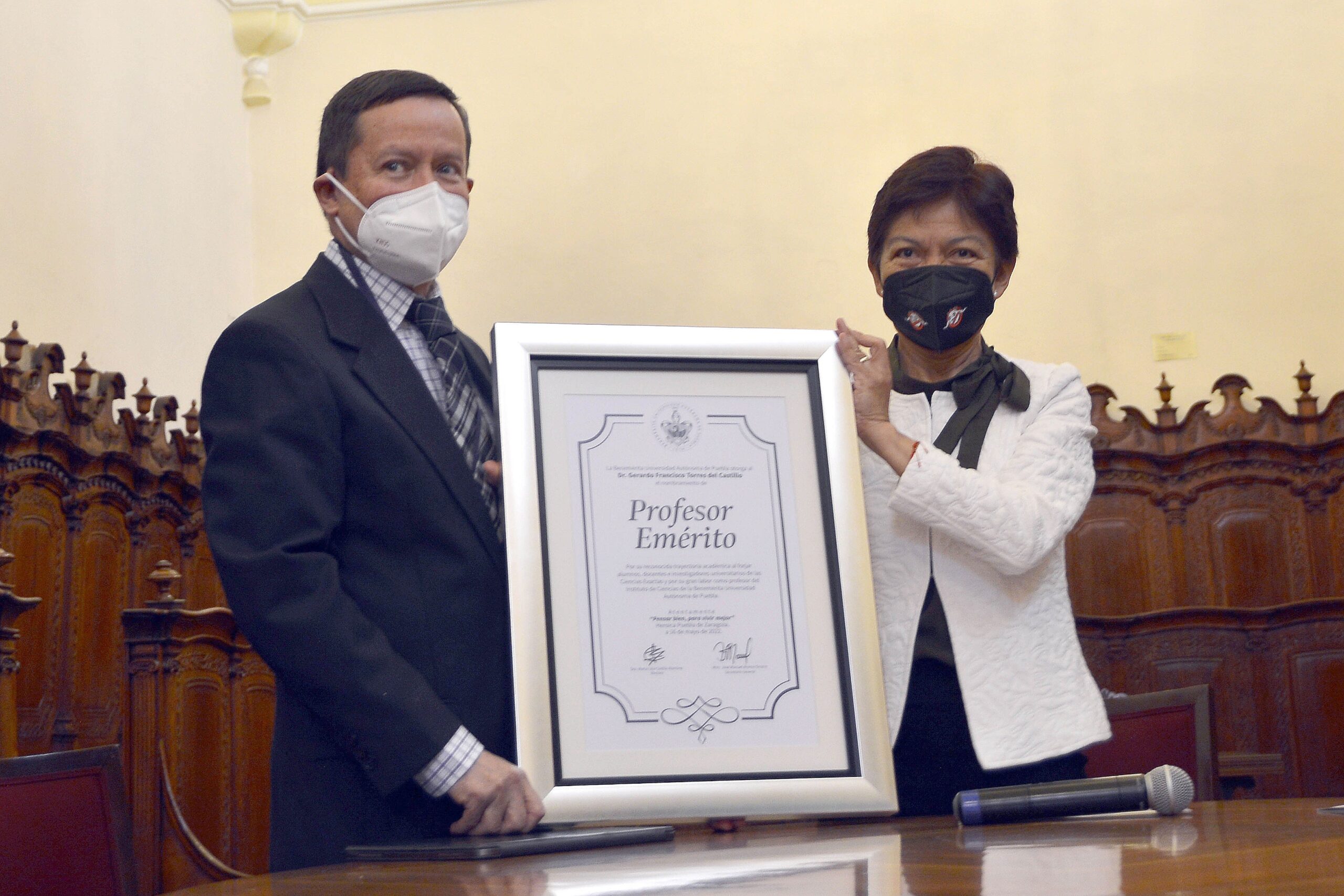 Recibe reconocimiento como Profesor Emérito el doctor Gerardo Torres del Castillo ￼