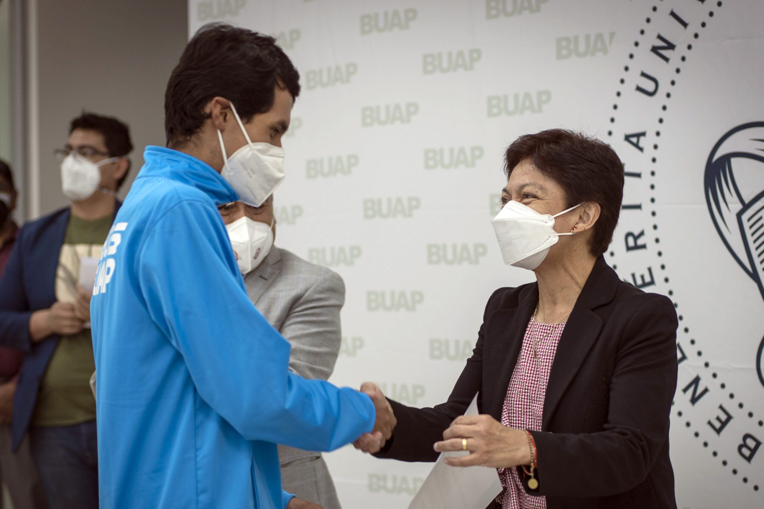 Entrega Lilia Cedillo, rectora de la BUAP, becas a estudiantes que participarán en la Universiada Nacional 2022￼