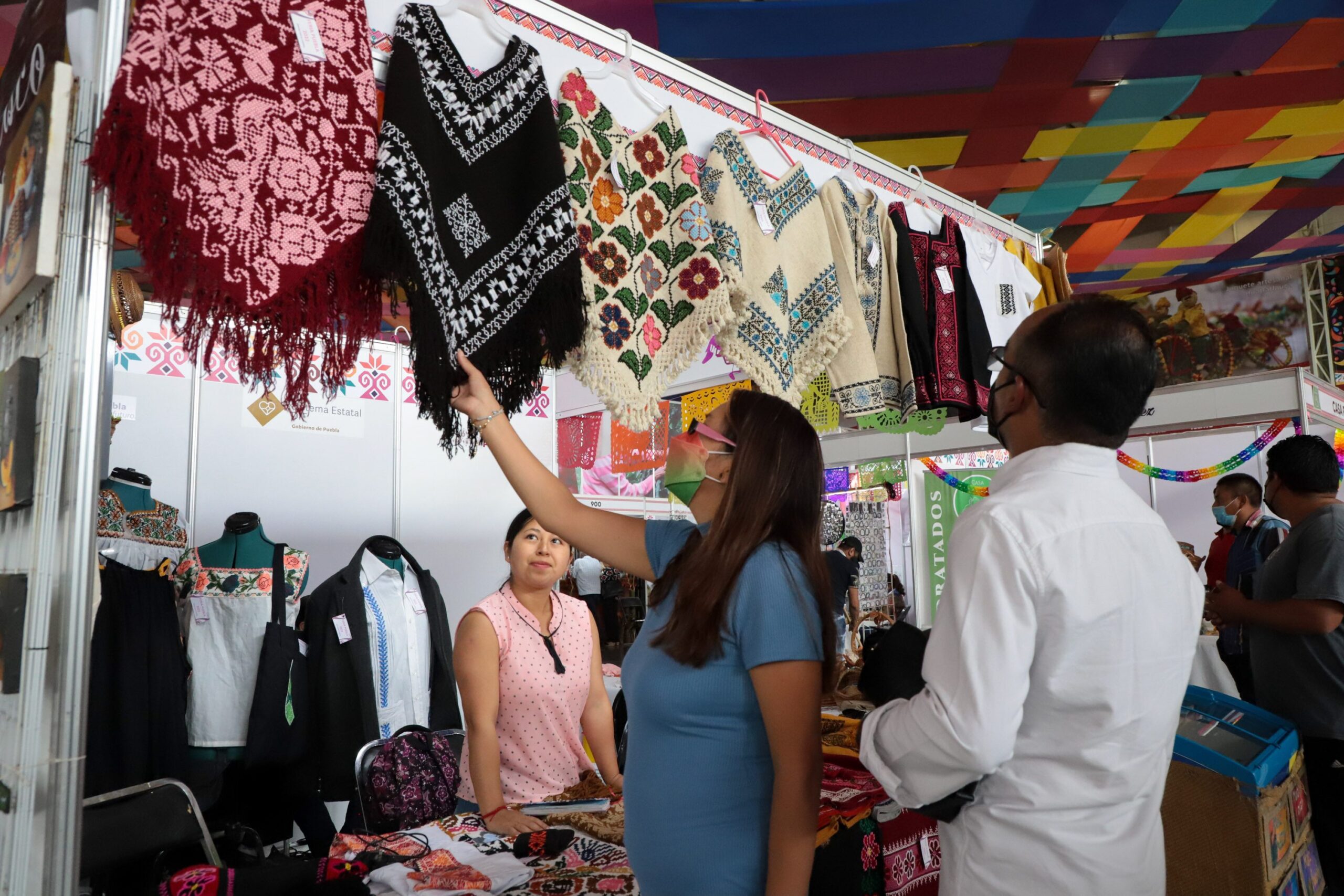 Apoya SEDIF a productores y artesanos con módulos en Feria de Puebla 2022