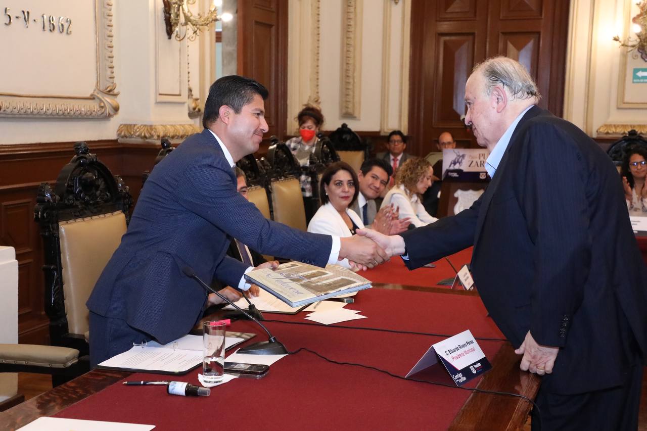 Entrega Eduardo Rivera la presea Puebla de Zaragoza al fotógrafo Raúl Gil