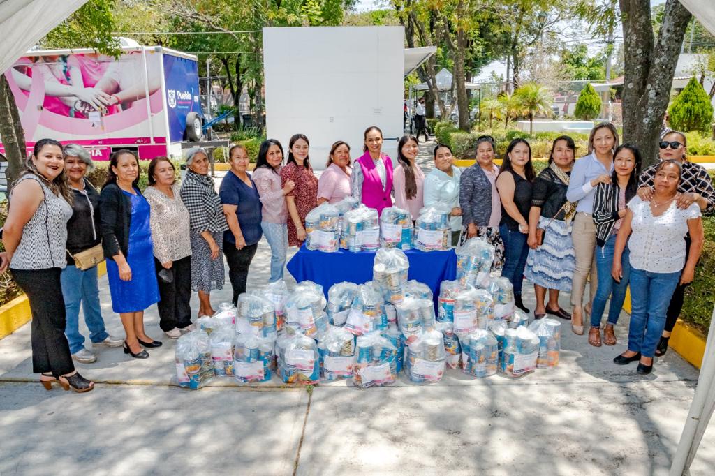 Dona SMDIF conservas a subsistemas en juntas auxiliares con motivo del Día de las Madres
