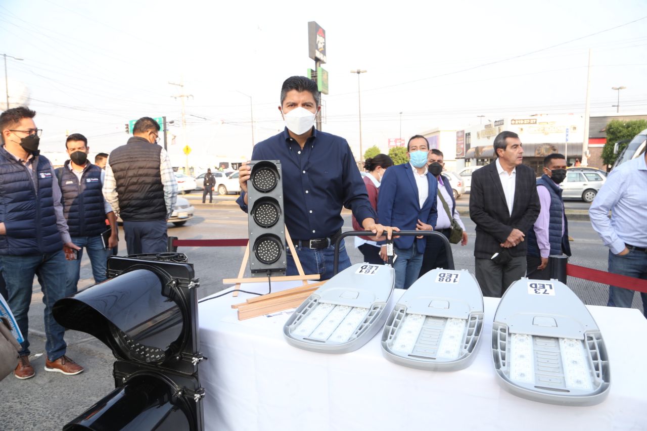 Inicia Eduardo Rivera Pérez modernización de semáforos y luminarias en la capital poblana