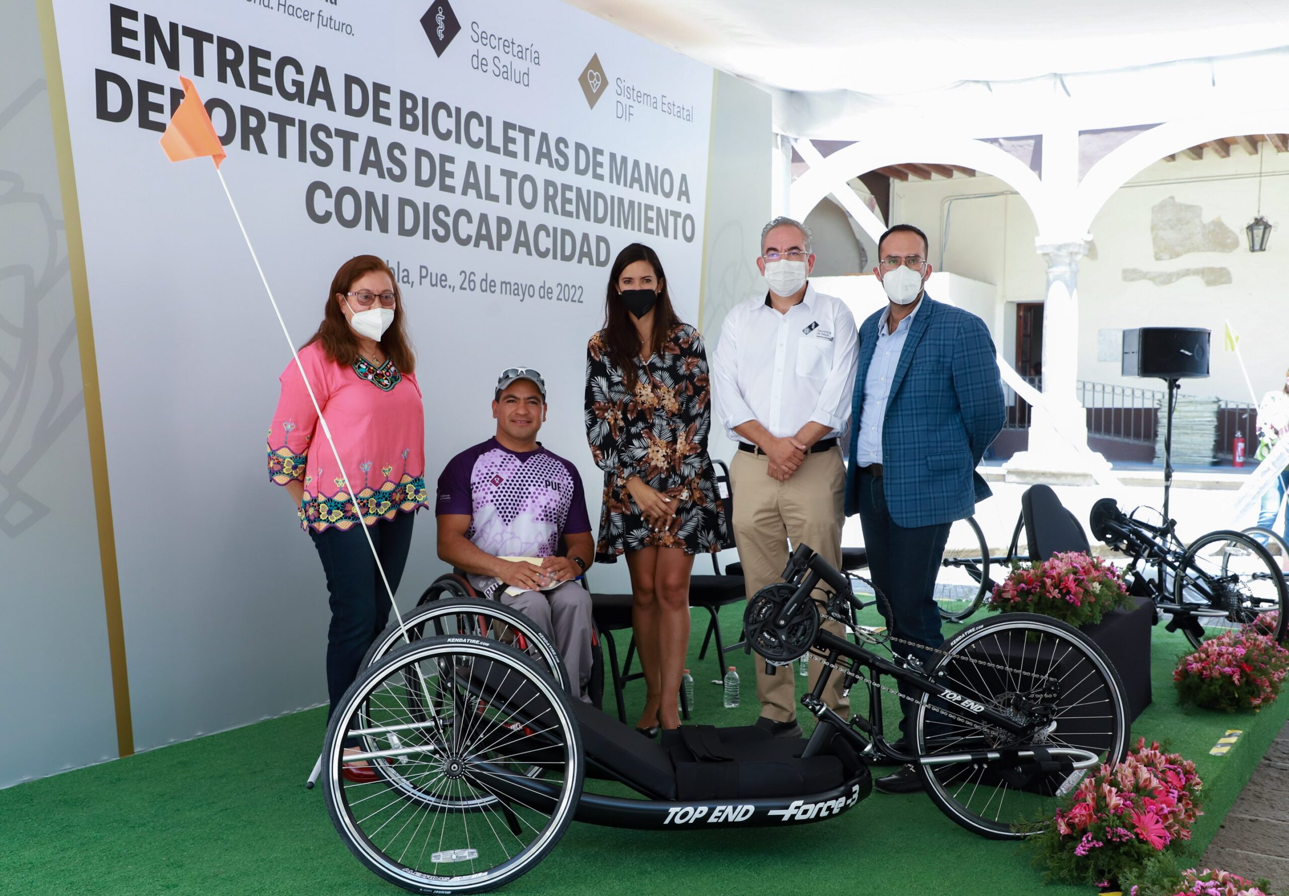 Entregan SEDIF y Salud bicicletas de mano a deportistas de alto rendimiento con discapacidad